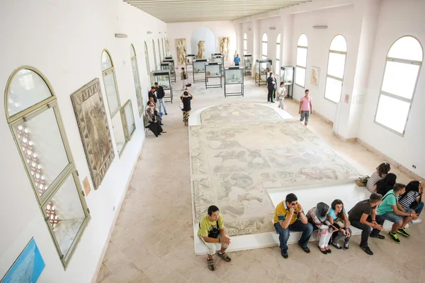 Turisti a Cartagine Museo Nazionale — Foto Stock