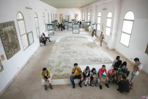 Turistas em Cartago Museu Nacional — Fotografia de Stock