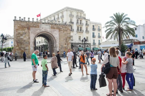Ihmiset nähtävyyksiä Tunisissa — kuvapankkivalokuva