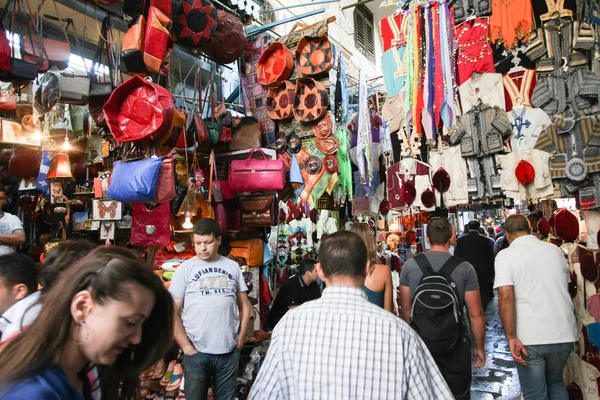 Medine'de alışveriş yapanlar — Stok fotoğraf