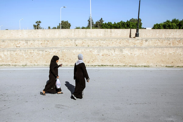 Muslim women in Kairouan