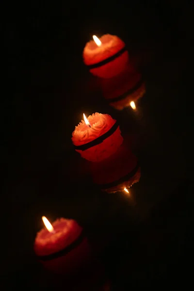 Velas encendidas en la oscuridad — Foto de Stock