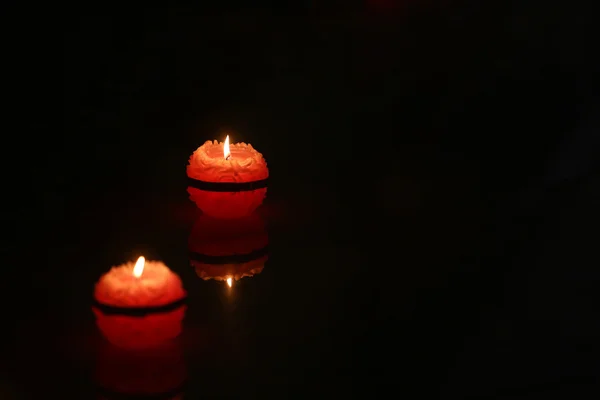 Velas en la oscuridad —  Fotos de Stock