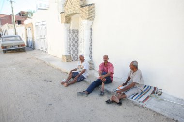 Tozeur kaldırımda oturan adam