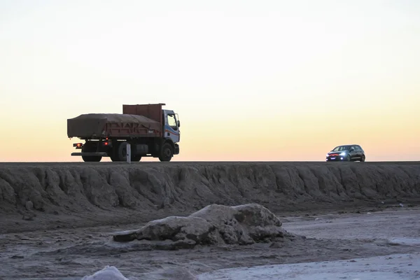 Verkeer op een weg van salt lake Chott El Jerid — Stockfoto