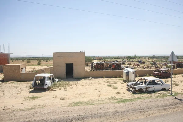 Cour avec des épaves de voitures dans Jilmah — Photo