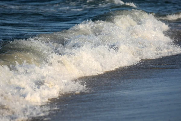 Vågor på stranden — Stockfoto