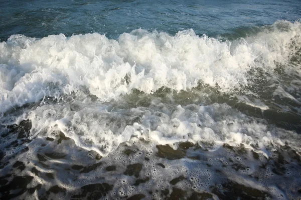 Breaking waves on shore — Stock Photo, Image