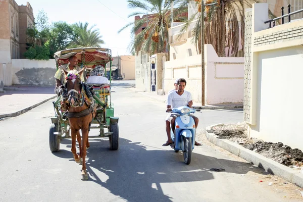 Carriage in street of Tozeur oasis — Stock Photo, Image