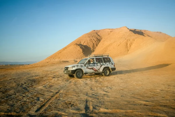 Jeep in Sahara desert — Stock Photo, Image