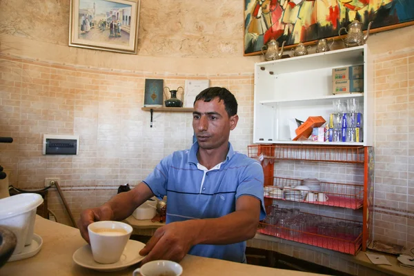 Homem que serve café em Dar Ayed — Fotografia de Stock