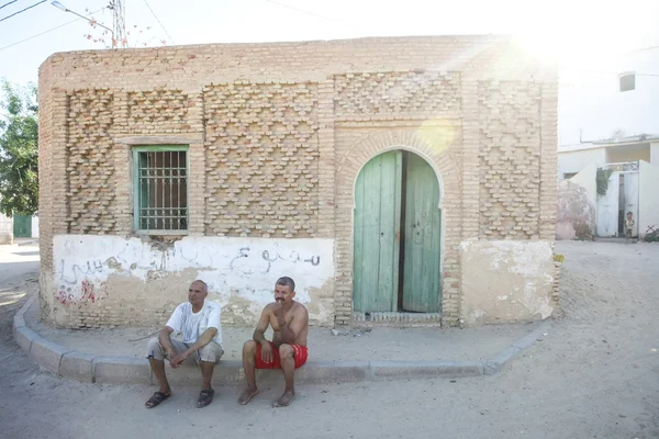 Mannen zitten op de stoep in Tunesië — Stockfoto