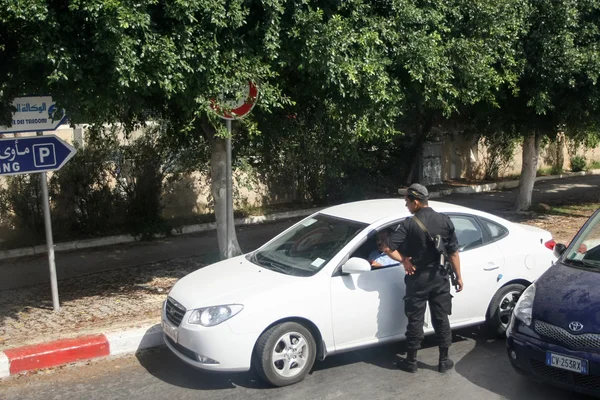 Policía revisando conductor en Túnez —  Fotos de Stock