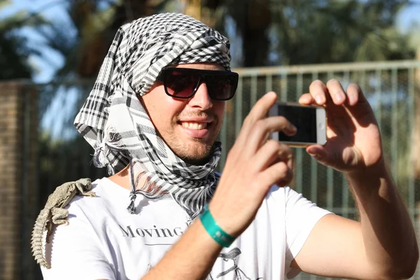 Tourist taking selfie with desert monitor — Stock Photo, Image