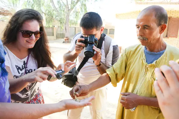 Turisté fotografují škorpiona v Tozeuru — Stock fotografie