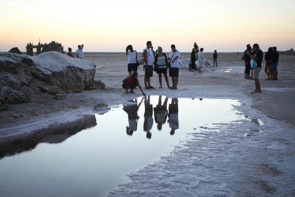 Tourists sightseeing salt lake — Stock Photo, Image