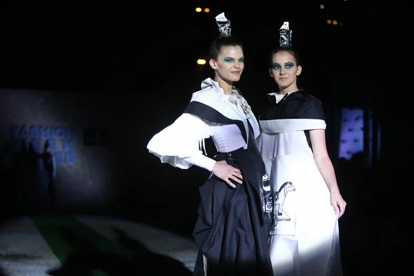 Semana de la Moda Zagreb: Djenisa Pecotic y Emina Kusan, Zagreb, C — Foto de Stock