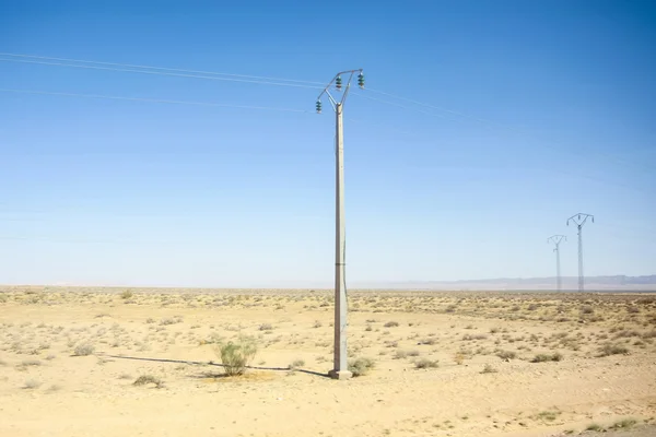 Elektrische leidingen in de Sahara — Stockfoto
