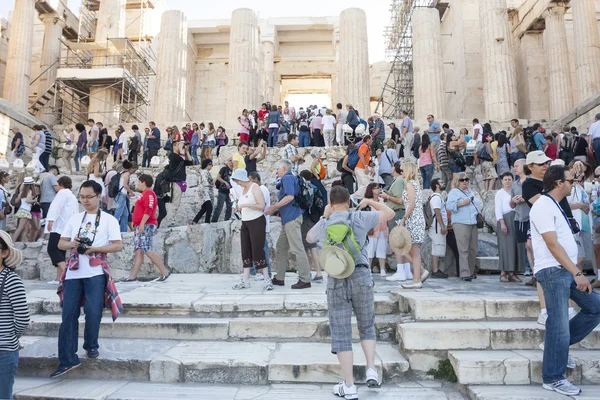 Leute besichtigen athena nike tempel in griechenland — Stockfoto