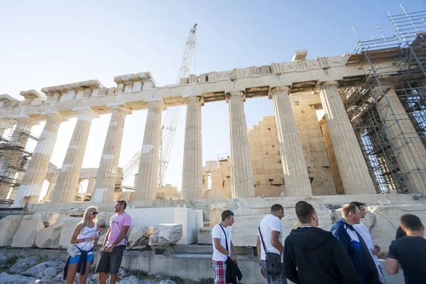 Leute besichtigen Parthenon Tempel in Griechenland — Stockfoto