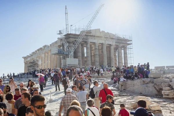 Leute, die Parthenon besichtigen — Stockfoto
