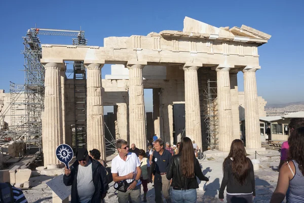 Leute besichtigen Tempel von athena nike in athens — Stockfoto