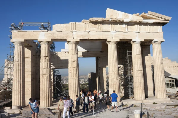 People sightseeing Temple of Athena Nike in Greece — Stock Photo, Image