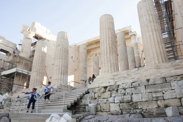 People sightseeing Temple of Athena Nike — Stock Photo, Image