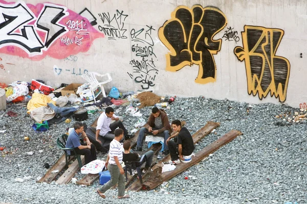 Small group of men hanging out next to railway — Stock Photo, Image