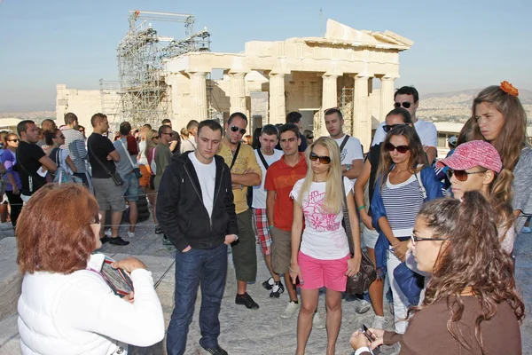 Touristen besichtigen Tempel von athena nike in der Akropolis — Stockfoto