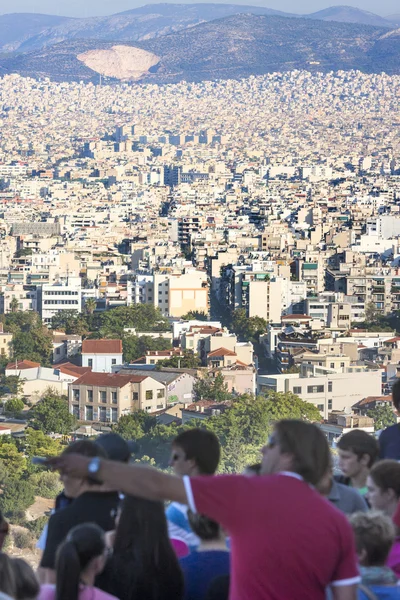 Toeristen kijken panorama van de stad van Athene in Griekenland — Stockfoto