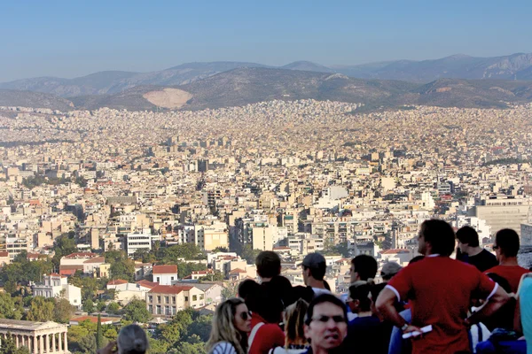 Toeristen kijken panorama van de stad van Athene — Stockfoto
