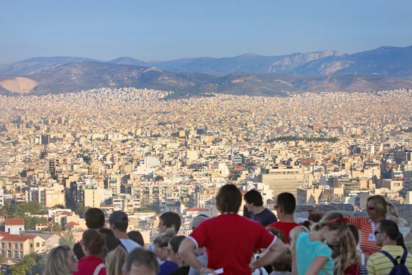 Toeristen kijken panorama van Athene — Stockfoto