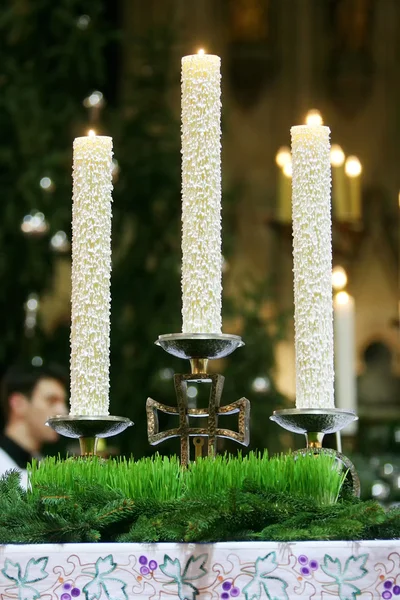 Velas en el altar de la iglesia — Foto de Stock