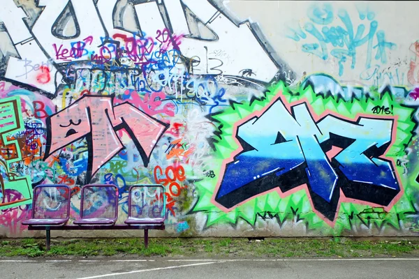 Chairs in front of graffiti wall — Stock Photo, Image