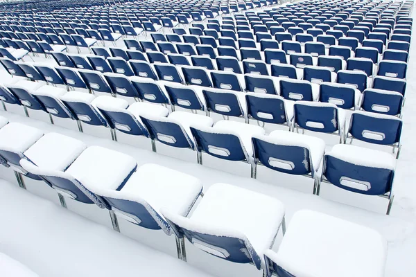 Plastikowe krzesła pokryte śniegiem — Zdjęcie stockowe