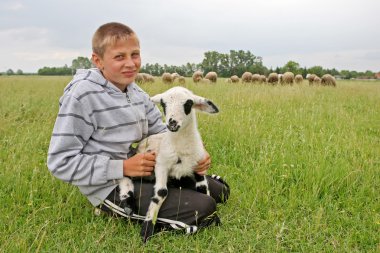 Goatling tutan çocuk yakın çekim
