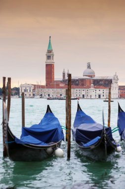 Gondol Chiesa di San Giorgio Maggiore önünde