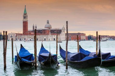 San Giorgio Maggiore önünde gondol