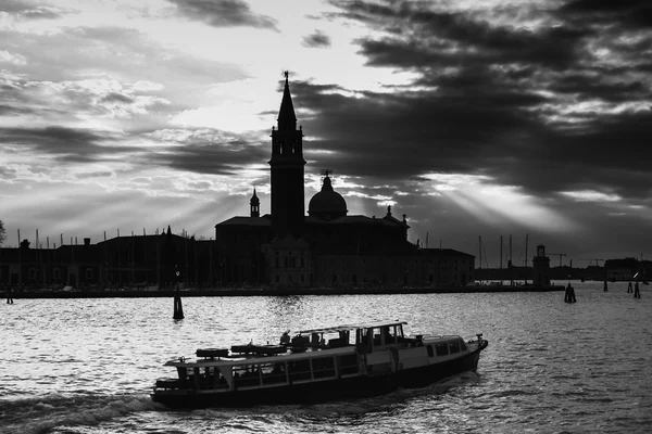 San Giorgio Maggiore à Venise au coucher du soleil b & w — Photo