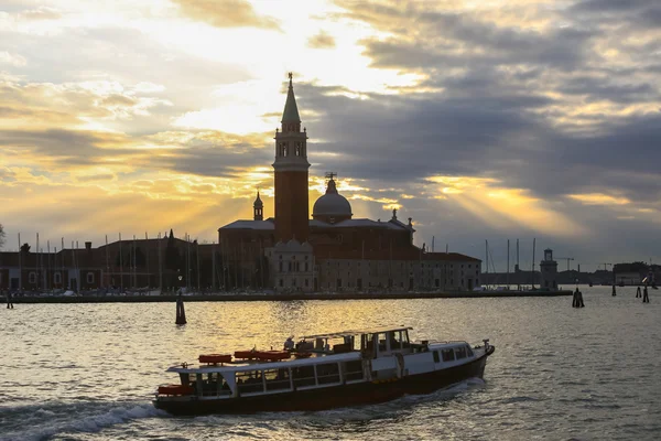 San Giorgio Maggiore v Benátkách při západu slunce — Stock fotografie