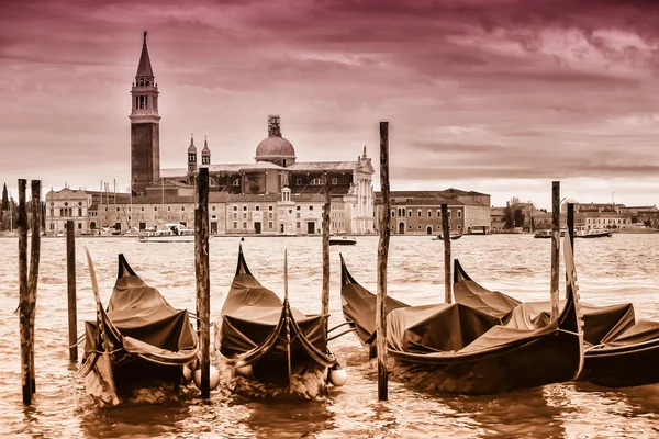 Gondoles devant l'église San Giorgio Maggiore — Photo