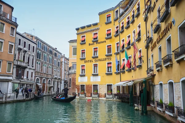 Gondola med turister som seiler i vannkanal – stockfoto