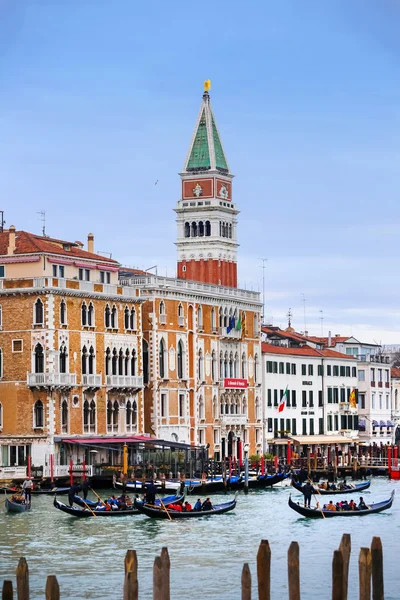 Góndolas en Venecia canal de agua — Foto de Stock