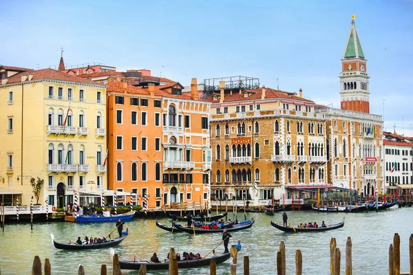 Gondoli w Wenecji — Zdjęcie stockowe