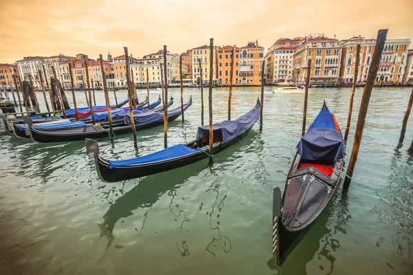 Gondoly v doku v Benátkách — Stock fotografie
