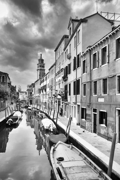 Gondels afgemeerd in water kanaal bw — Stockfoto