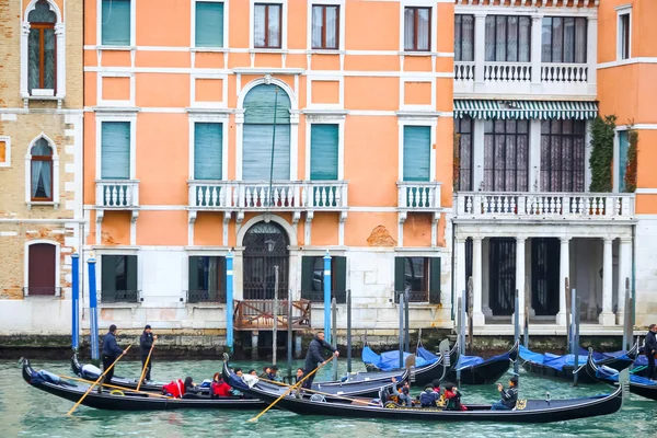 在威尼斯有游客的贡多拉 — 图库照片