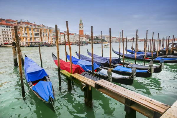 Aangemeerde gondels bij dock in Venetië — Stockfoto