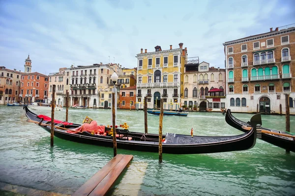 Empty gondola in water canal — Stock Photo, Image